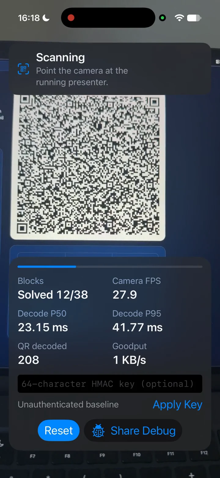 Le récepteur iPhone scanne les codes QR et reconstitue les blocs; interface en anglais.